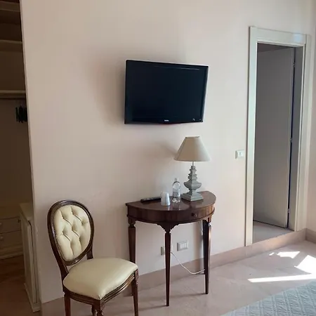 Relais Real Collegio Szálloda 3*