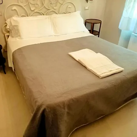 Relais Real Collegio Ноли